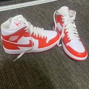 Jordan 1 mids, women’s size 7. Brand new